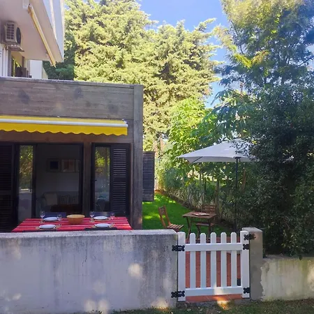 T2 Apartment With Private Garden In The Balaia